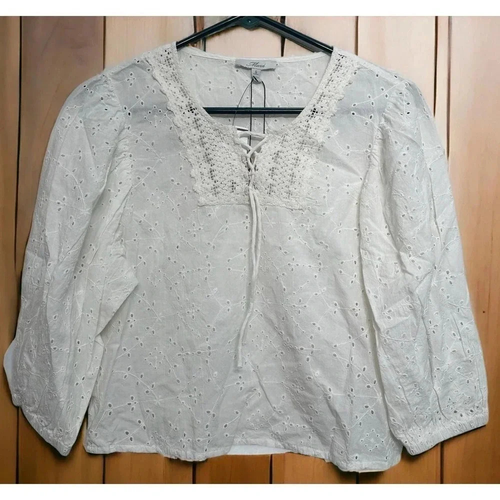 Mavi NWT’s white long sleeve eyelet floral pattern blouse. Size small